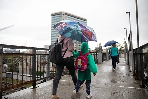 Дождь — не повод для выговора: Юрист объяснила, когда опоздание на работу считается уважительным