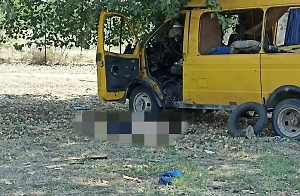 Два человека погибли при ударе беспилотника по микроавтобусу в Новой Каховке