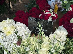 Режиссёра Юрия Кару похоронили на Троекуровском кладбище в Москве