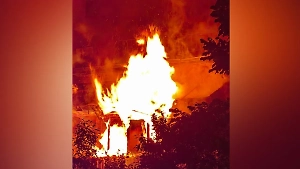 Крыша и верхние этажи горят в доме на улице Мытной в Москве, есть пострадавшие