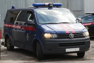 Baza: Главреда Трифонова 10 часов держали в тонированном автобусе у здания СК