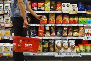 В берлинских магазинах кофе спрятали под стекло из-за массовых краж