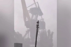 Под Волгоградом ураган сорвал козловой кран и обесточил часть города