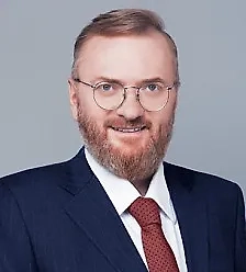 Актёры, в общем, они не являются лидерами общественного мнения. Актёры, они играют роли. Поэтому, возможно, Виталий, перевоплощаясь, немножечко заигрался и увлёкся какими-то своими ролями. Поэтому хочется посоветовать ему: если что-то случилось с тобой, мужик, не надо так резко.