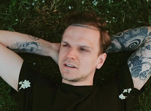 Блогер Ларин захотел отказаться от российского паспорта, чтобы «стать счастливым»