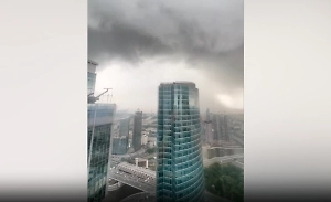 Небесный титан: Над Москвой зависло огромное грозовое облако