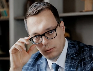 Суд принял решение по иску Генеральной прокуратуры и Министерства юстиции, сославшись на конкретные материалы уголовных дел, в которых фигурировали преступления, включая ритуальные убийства, совершённые участниками децентрализованной сети, объединённой под указанным наименованием. Правовое значение имеет именно наличие доказанной связи между идеологией и совершёнными действиями, а не сам факт обращения к символике или терминам, имеющим отсылку к магическим или псевдорелигиозным практикам.