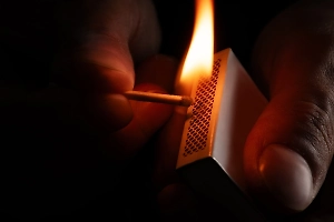 Ремонтник поджёг дверь пенсионерки в Петербурге после спора из-за денег