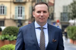 Важно: сам по себе символ (например, пентаграмма) или философские воззрения не обязательно являются экстремизмом. Решение касается именно организованной структуры и её действий. Одиночные носители символов (например, футболка с пентаграммой) не подпадают под это автоматически, но могут привлечь внимание органов. Число 666 на номерах не является запрещённым символом. Однако жалоба в теории может запустить проверку: если органы решат, что владелец пропагандирует экстремизм, — возможна проверка. Пока оснований мало, но риск формальной проверки есть.