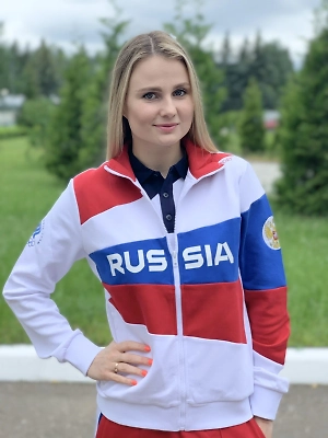 Удивительно то, что в XXI веке не придумали ничего лучше и проще для фиксации причёсок синхронисток, чем обыкновенный пищевой желатин, который, естественно, растворяется и наносится в жидком виде на волосы. Даётся время для того, чтобы он застыл. И, собственно, в зависимости от того, насколько он успел затвердеть, зависит сложность снятия этой причёски.