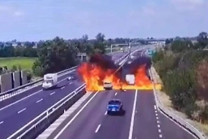 Не вышел из штопора: В Италии самолёт рухнул на оживлённое шоссе и взорвался