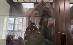 «Держусь!»: Главреда «Базы» Трифонова завели в зал суда, он поблагодарил коллег за поддержку