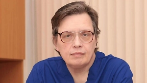 Сколько Брюс проживёт — зависит от ухода, от того, насколько качественно оказывается медицинская помощь. Сейчас можно аппараты подключить и стомы поставить, если необходимо. В принципе, учитывая, что человек он не бедный, наверное, ему как-то обеспечат какую-то жизнь. А там дальше всё зависит от его родственников.