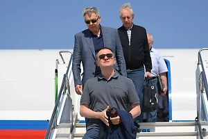 Мединский прилетел на переговоры с Украиной в футболке Putin Team