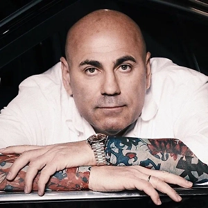 У людей чувства есть какие-то друг к другу, значит, пусть целуются, а что такого-то? Это же эмоции, это чувства. Для этого чувства и существуют, чтобы не откладывать их на потом, а сразу делать.