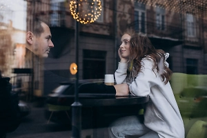 Москвич объявил войну кальянным, где девушки разводят мужчин на деньги