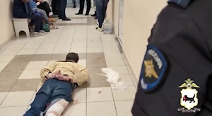 Задержание напавшего с ножом на врачей в иркутской больнице пациента попало на видео