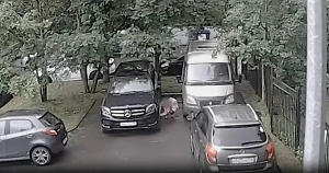 «Сказали, дадут мне деньги»: Появилось видео задержания девушки, заложившей бомбу под авто в Петербурге