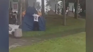 Напуганные жители Камчатки после землетрясения разбили палаточный лагерь для ночёвки в парке