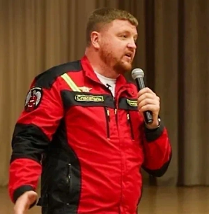 У меня вся жизнь как режим ЧС. Когда возникает чрезвычайная ситуация, ты должен быть на месте. Я увидел, в каком состоянии находятся города, как не хватает специалистов. Я умею организовывать, умею работать руками, я чувствовал, что просто обязан быть там. Даже если бы не было повестки, я бы пошёл. Потому что это мой долг.