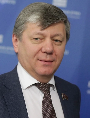 России прежде всего в этой ситуации нужно понимать общую конфигурацию мировой политики и делать так, чтобы вне зависимости от конъюнктуры, которая возникает на международной арене, была возможность проводить свою собственную линию. России это уже удаётся, поскольку, взяв курс на защиту суверенитета, опираясь на наследие, в частности в оборонной сфере, ядерный потенциал, мы эти свои национальные интересы и суверенитет на мировой линии отстаиваем. 