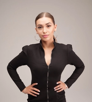 Нередки случаи, когда гости отеля умудряются забрать с собой тапочки, но только не одну пару, а целую партию в размере 20-30 штук. Эта деталь гардероба просто бесследно пропадает из тележек клининговой службы, причём в оптовом формате. Остаётся только догадываться, зачем посетителям такое внушительное количество одинаковых тапочек