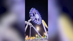 В Саудовской Аравии аттракцион с людьми раскололся пополам и рухнул с высоты — жуткое видео