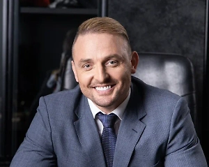 Понятно, что никто слонов не будет держать и растить в Кремле. Понятно, что подарки между президентами носят символический характер. У нас самый адекватный президент из всех президентов, который, в принципе, всё делает очень умно и рационально. И, конечно же, принимая подобные подарки, сразу планируется, куда поедут эти слоны.