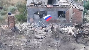 Преодолели сложный путь: Появилось видео водружения флагов России в Часовом Яре