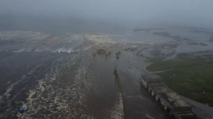 Водолазы обследуют акваторию порта после землетрясения в Северо-Курильске