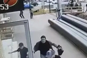 Момент нападения на сотрудников ДПС в Нальчике сняла камера видеонаблюдения