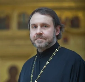 К Божией Матери и к Её иконам мы часто обращаемся именно в минуты особой душевной скорби, когда существуют какие-то проблемы, когда мы просим у Бога поддержки и помощи. И знаем, что Божья Матерь имеет особое дерзновение перед Своим Сыном и может наши мольбы Ему передать. Поэтому всегда на Руси, в России и в современной России иконы Божией Матери особым образом чтутся, их даже больше, чем дней в году.