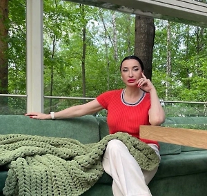 Она уже встроилась в эту волну пиара и самопиара. В принципе, получается, что Боня зарабатывает деньги на своём имени и личности. И именно так сейчас встроена её дочь. То есть, если, например, дочь сейчас отделить от Бони, она тоже сможет зарабатывать на своём имени, потому что акцент делается именно на то, что она — дочь Бони. Мы видим, какая она красивая, яркая и привлекательная