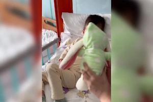 Съел банан и пюре: Пострадавший в Шереметьево мальчик перешёл на самостоятельное питание