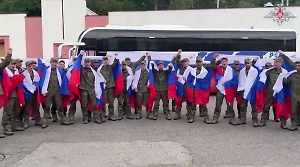 Вернувшиеся из плена бойцы обернулись во флаги и кричали «Россия!» перед отъездом домой