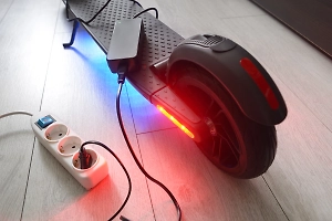 Ожоги 90%: Стоявший на зарядке электросамокат загорелся и чуть не сжёг хозяина заживо