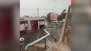 В Омске мощнейший ураган обрушил балкон на женщину — видео, которое больно смотреть
