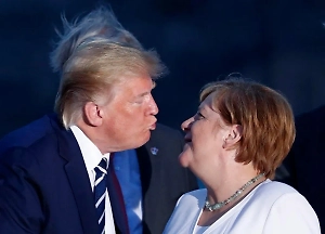 «Хотел привлечь внимание»: Меркель рассказала о неловкой ситуации с Трампом в Белом доме