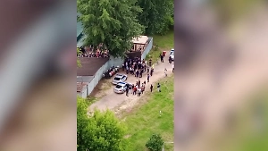 Нелегальный центр для мигрантов мешает жить московскому двору