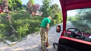 Взял веник и за работу: Покусанный львом Зубков вернулся в «Тайган» после нападения
