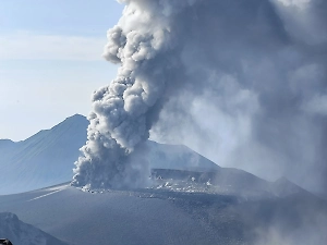 Пепел до небес: В Японии впервые за 7 лет проснулся вулкан Симмоэ