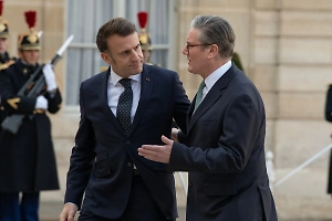 У Лондона и Парижа разные взгляды: СМИ узнали, из-за чего Макрон давит на Стармера
