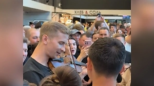 Особая атмосфера: В Шереметьево пассажиры поют «Катюшу», танцуют, играют на скрипке и баяне