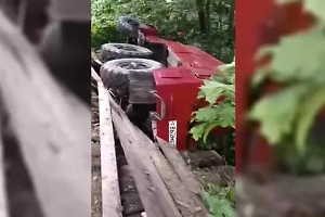 Мост рухнул вместе с пожарной машиной в Нижегородской области