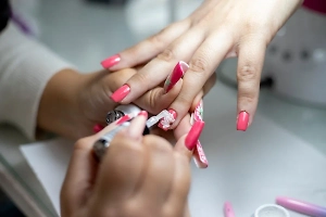 Ногти и ресницы на халяву: Зумерши из Краснодара кинули салоны красоты на десятки тысяч рублей