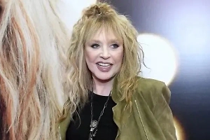 «Трудно держать телефон»: Стал известен возможный диагноз Пугачёвой из-за трясущихся рук