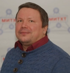 Основная причина потери белизны — накопление на волокнах ткани минеральных отложений. Вода в большинстве регионов России содержит значительное количество солей кальция, магния и железа, которые при контакте с моющими средствами образуют нерастворимые соединения. Особое внимание стоит уделить температуре стирки. Многие ошибочно полагают, что кипячение помогает сохранить белизну. Однако при температуре выше 60 °C происходит денатурация белковых загрязнений (например, следов пота), которые прочно закрепляются в волокнах ткани. Для сохранения белизны в первую очередь стоит обратить внимание на состав моющего средства.