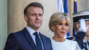 «Первая леди становится джентльменом»: Эксперт объяснил Life.ru, почему жена Макрона не взяла его руку