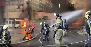 В Ростове-на-Дону загорелись склад и офис на площади 15 тысяч квадратов