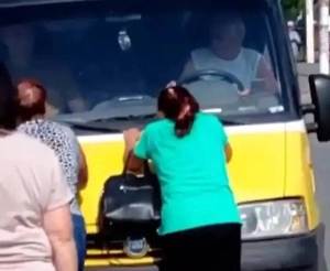 «‎Руки оторвали»: На видео сняли душераздирающую смерть украинки в погоне за «бусом‎» ТЦК с сыном